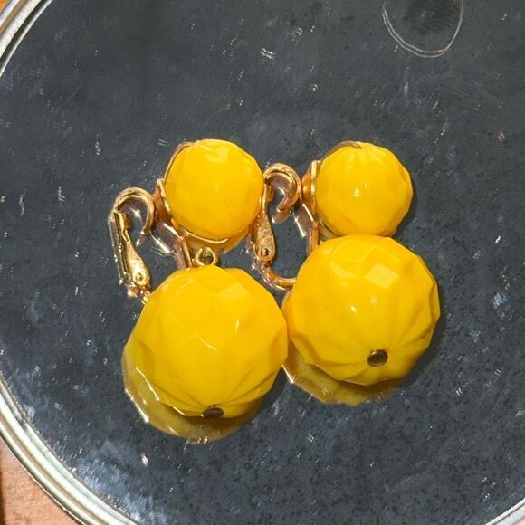 Vintage 60s/70s Vogue brand large yellow plastic ball clip on drop earrings - Picture 2 of 5
